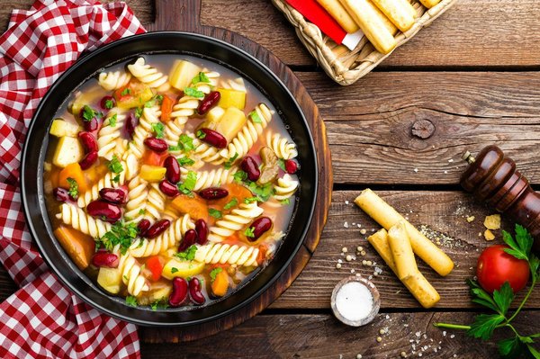 Was sind die Geheimnisse für eine gelungene italienische Minestrone mit saisonalem Gemüse?