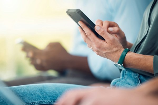 Wie kann die Nutzung von IoT-Sensoren zur Überwachung der Gebäudeeffizienz beitragen?